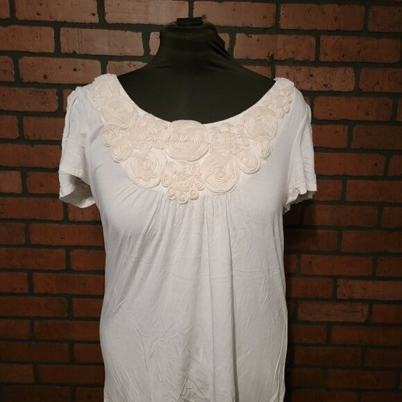 Style and Co Cream with chiffon rose details along the scoop neckline blouse - Picture 1 of 9